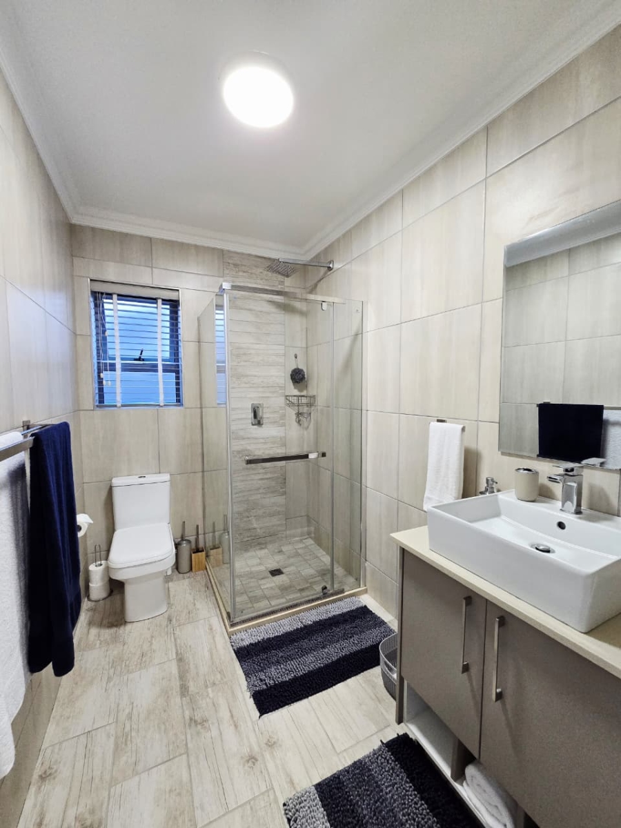 6 Bedroom Property for Sale in Glentana Western Cape